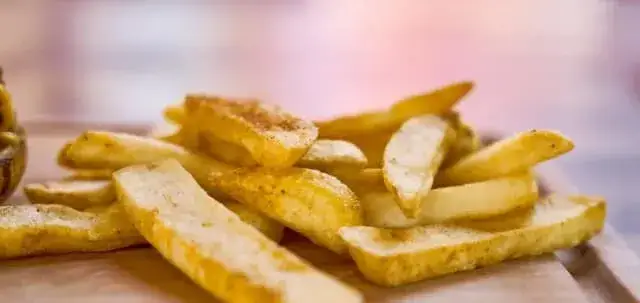 Zdjęcie Czy pies może jeść frytki? Dowiedz się, dlaczego to niebezpieczne